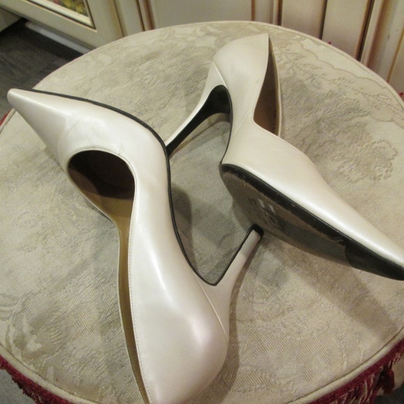 Stuart Weiztman women's satin pearl pump pointy shoes Sz 9 - Picture 16 of 16